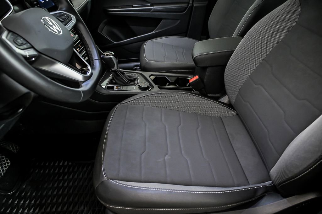 Used 2025 Volkswagen Taos SE AWD/4WD image 12