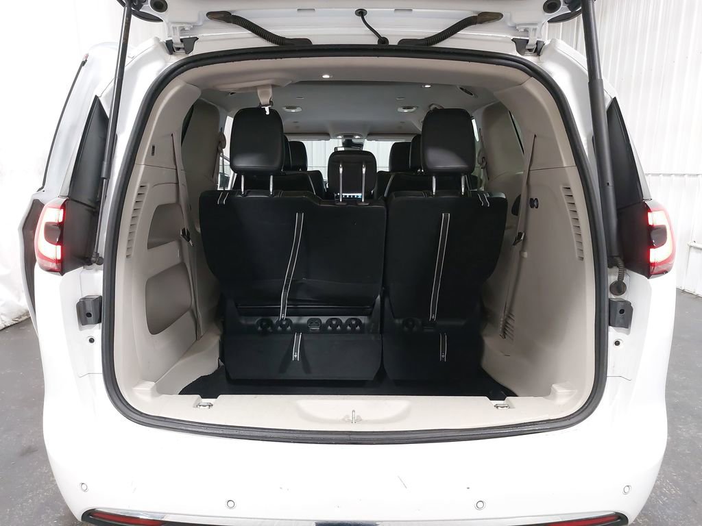 Used 2024 Chrysler Pacifica Touring-L image 14