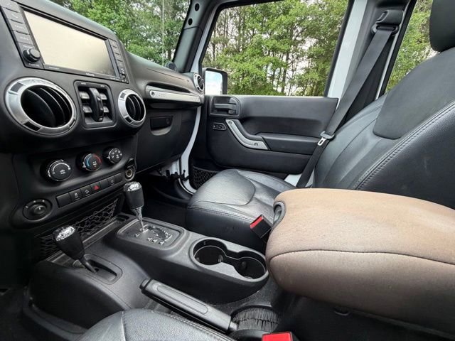 Used 2014 Jeep Wrangler Unlimited Sahara w/ Connectivity Group AWD/4WD image 12