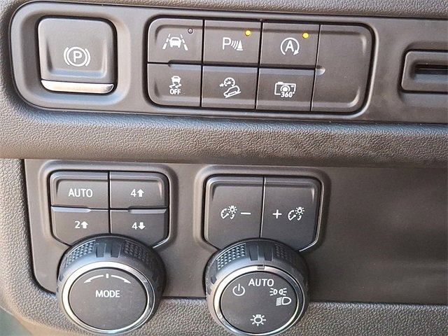 Used 2024 Chevrolet Suburban Z71 w/ Luxury Package image 20