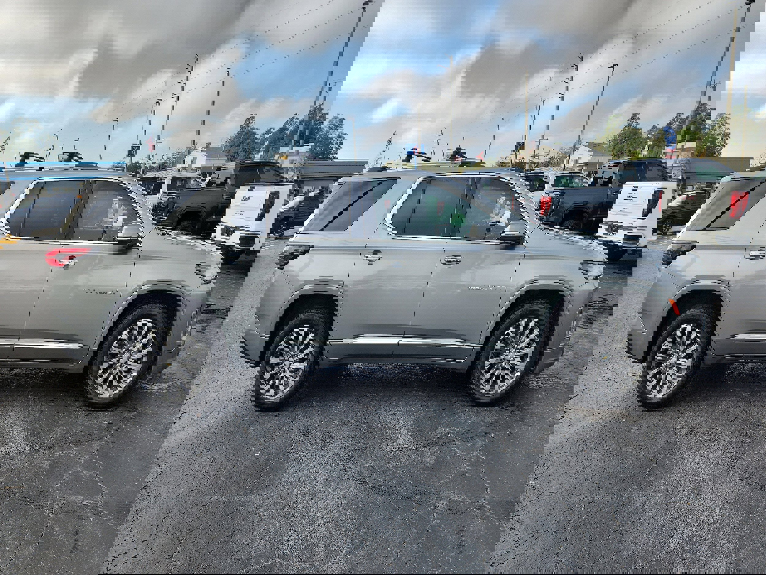 Used 2023 Chevrolet Traverse Premier w/ LPO, Cargo Package image 3