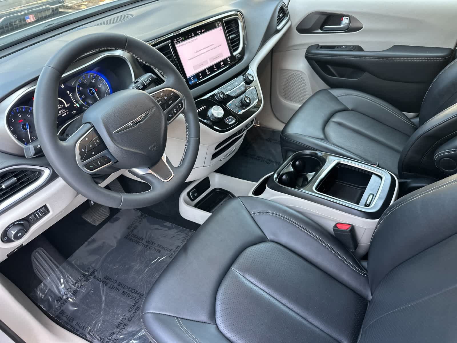 Used 2024 Chrysler Pacifica Touring-L FWD image 11