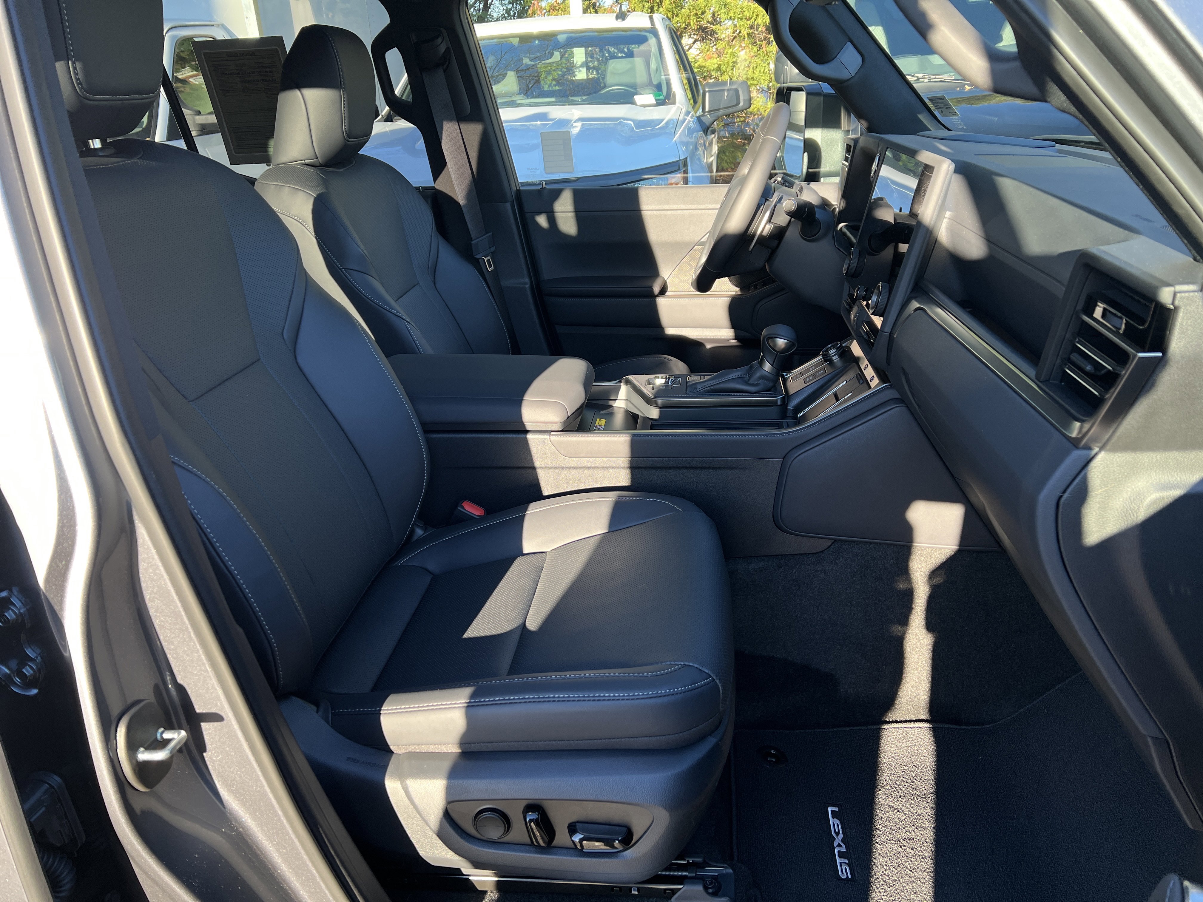 Used 2025 Lexus GX 550 image 34