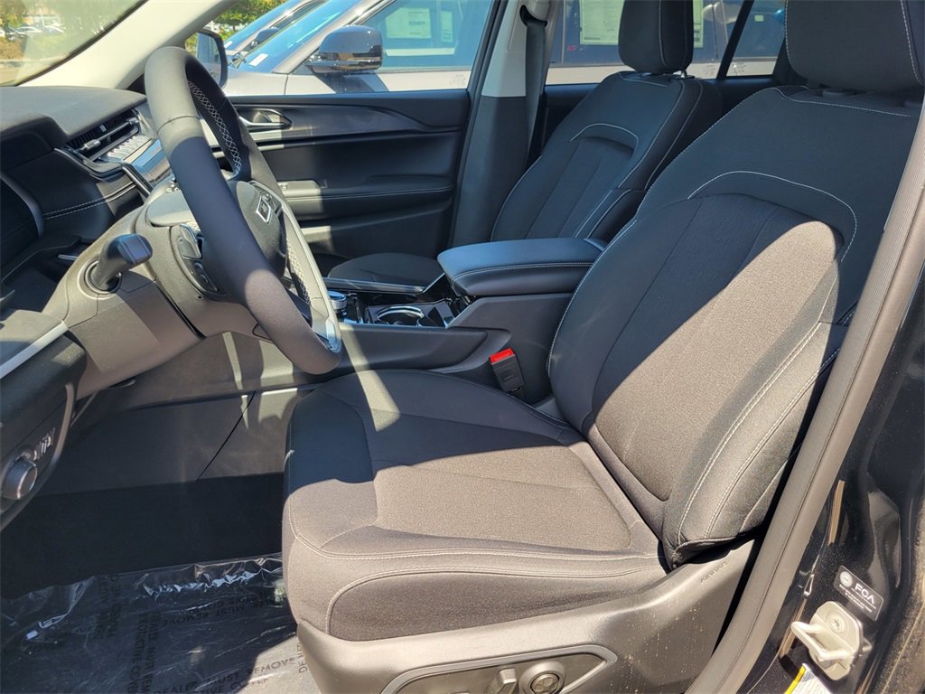 New 2023 Jeep Grand Cherokee Laredo image 5