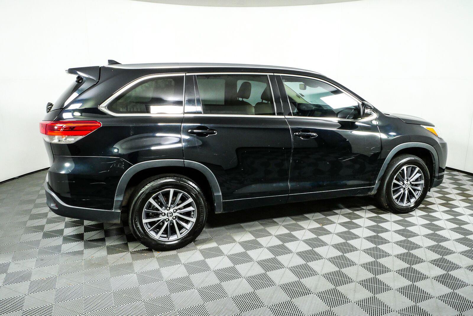 Used 2018 Toyota Highlander XLE FWD image 2