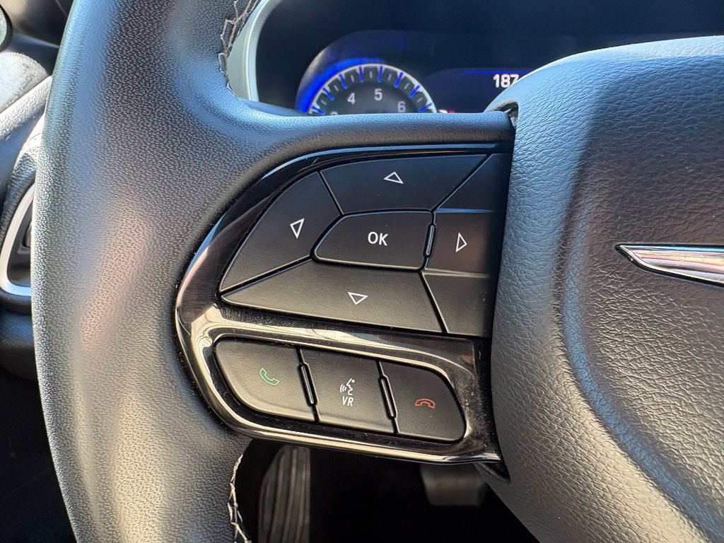 Used 2023 Chrysler Pacifica Touring FWD image 18