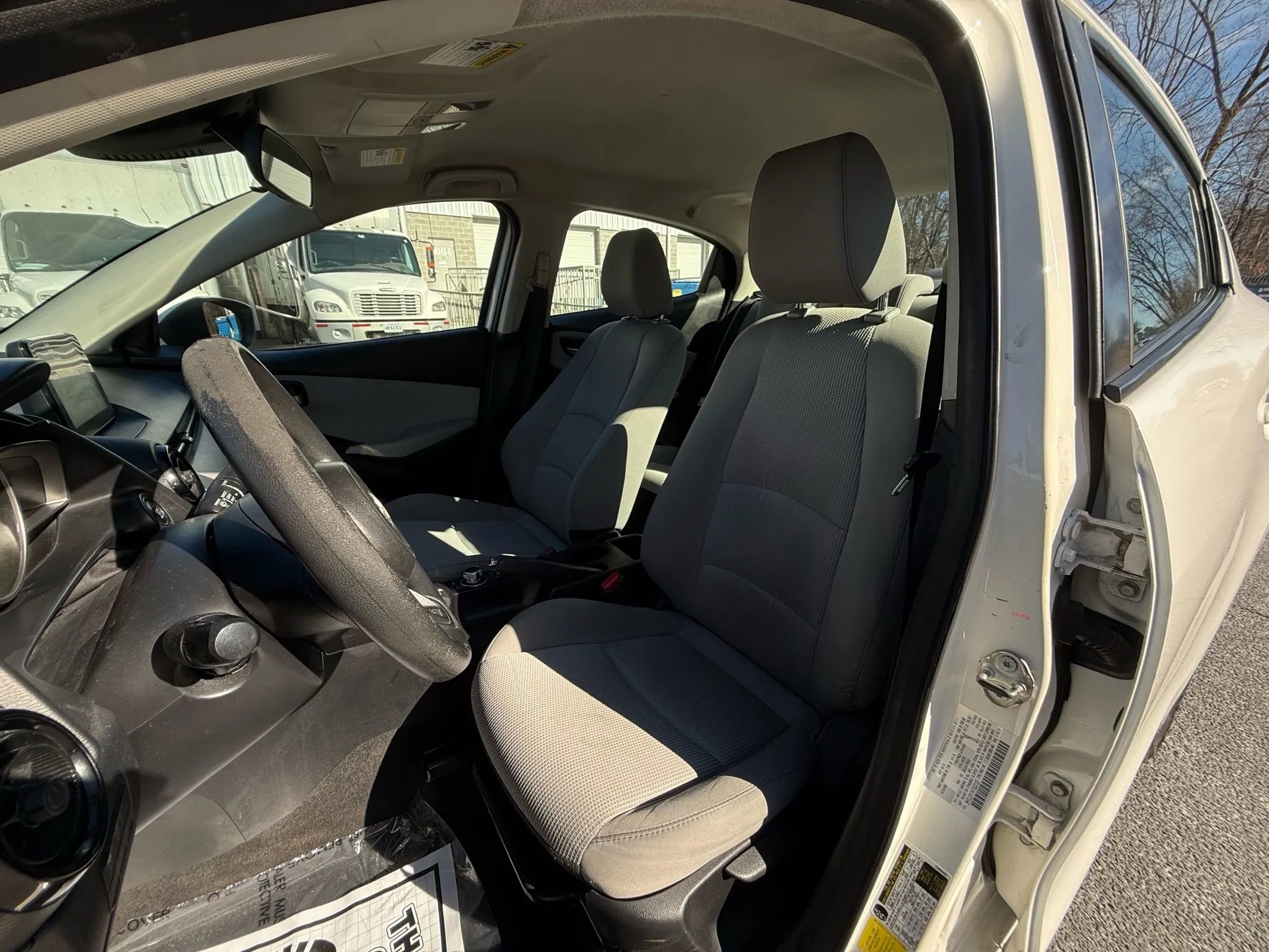 Used 2019 Toyota Yaris L image 15