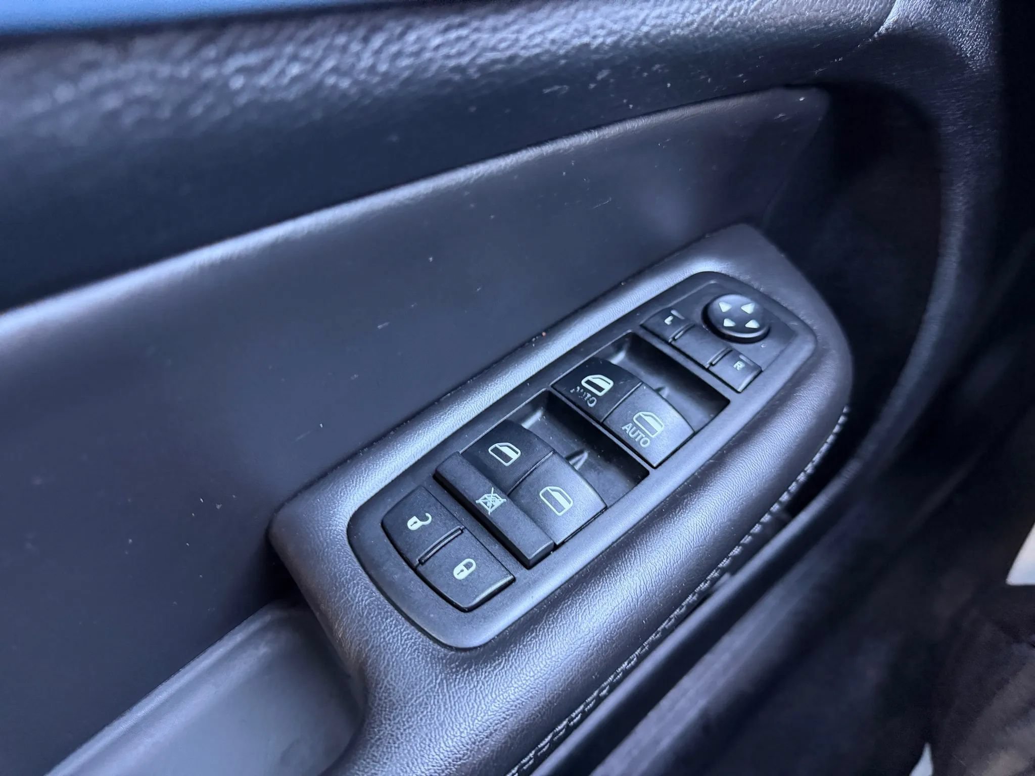 Used 2015 Chrysler 200 S FWD image 26