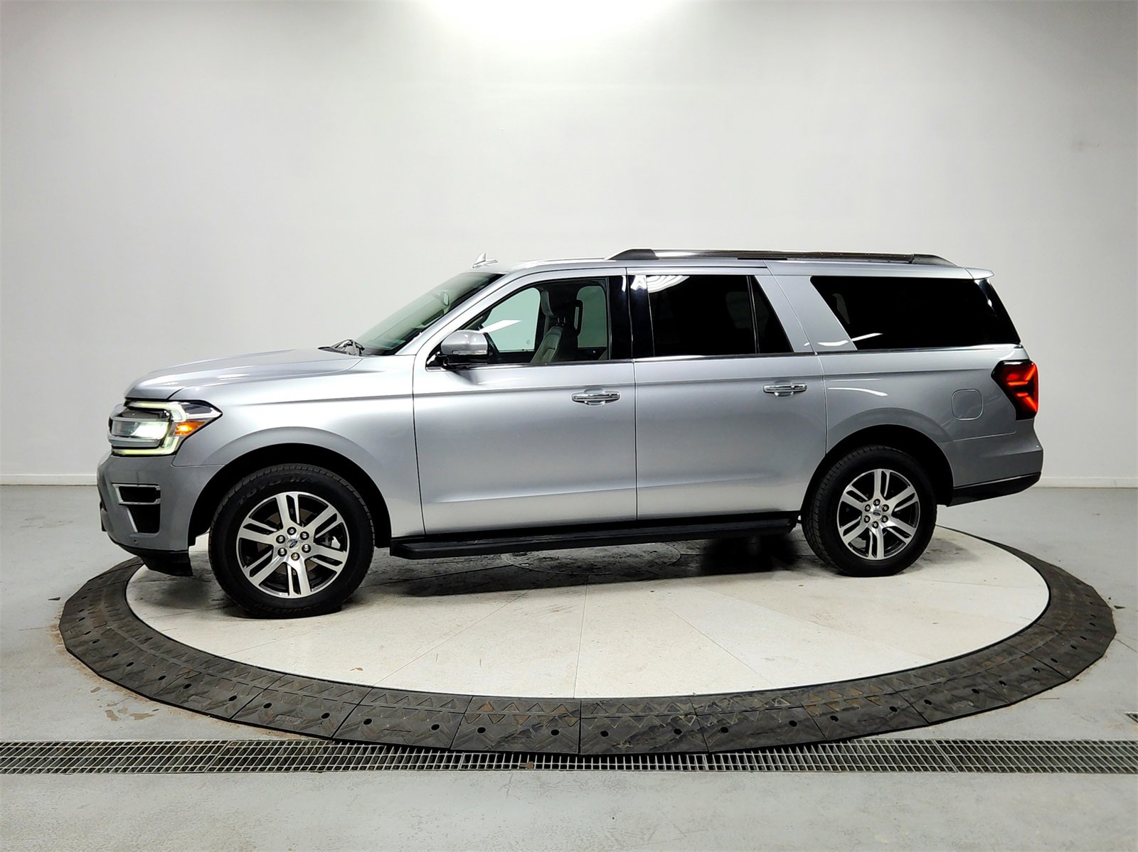 Used 2024 Ford Expedition Max Limited image 4