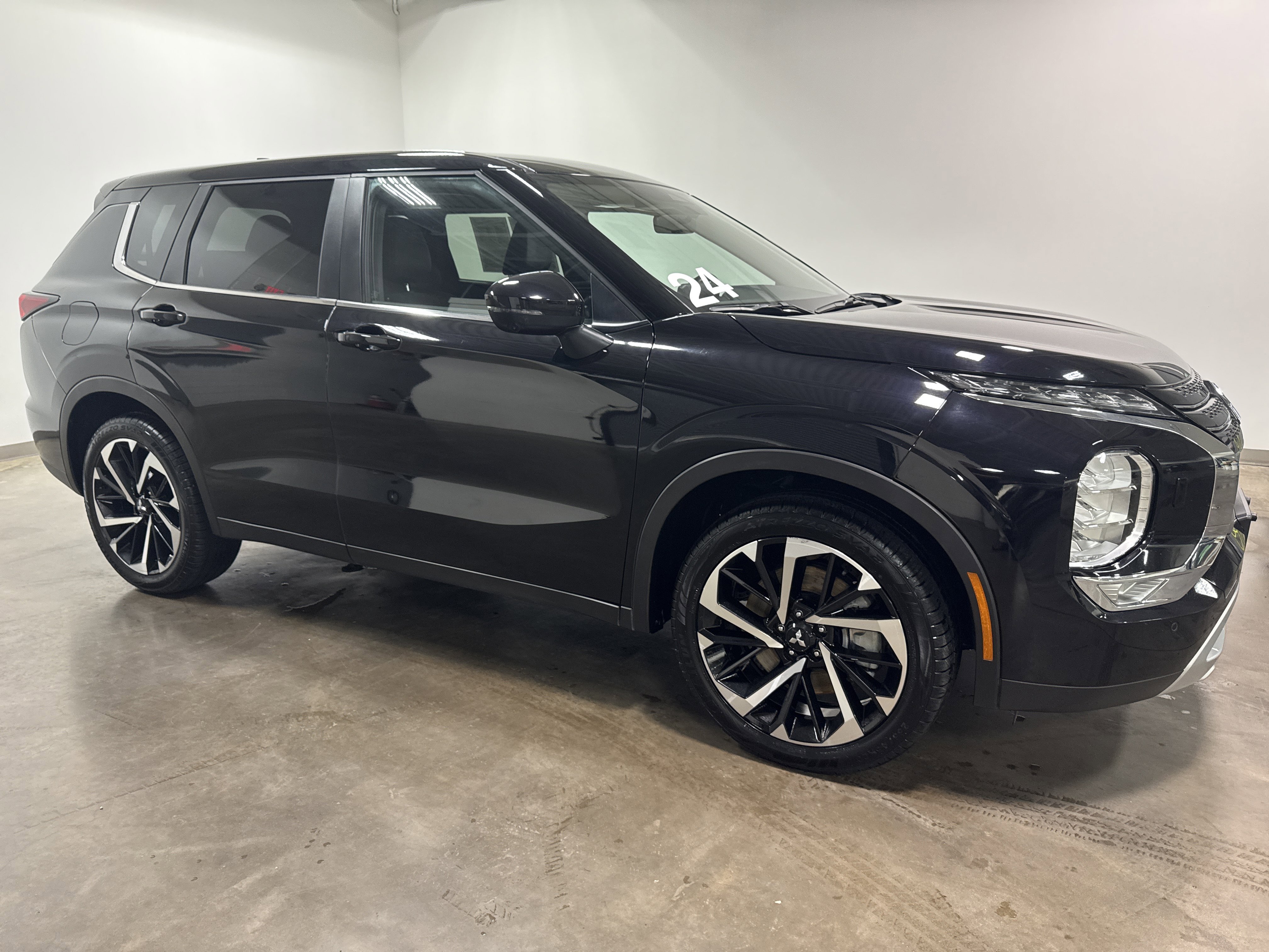 Used 2024 Mitsubishi Outlander SE video 2