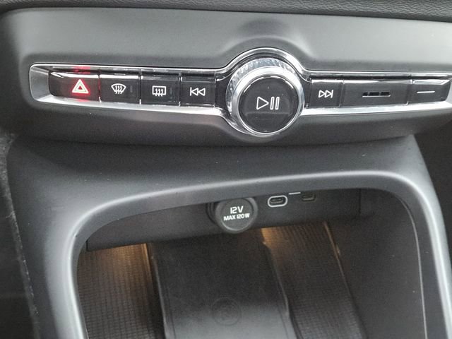 Used 2025 Volvo XC40 B5 Plus image 9