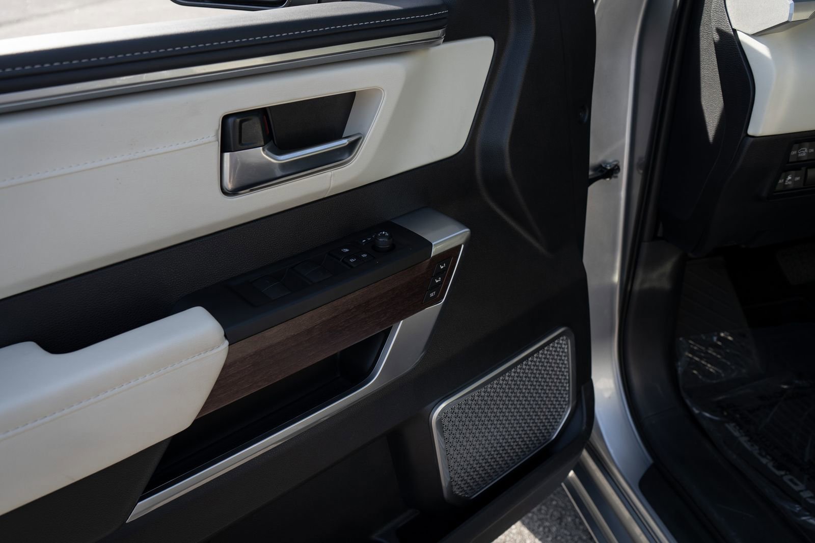 Used 2024 Toyota Sequoia Capstone AWD/4WD image 31