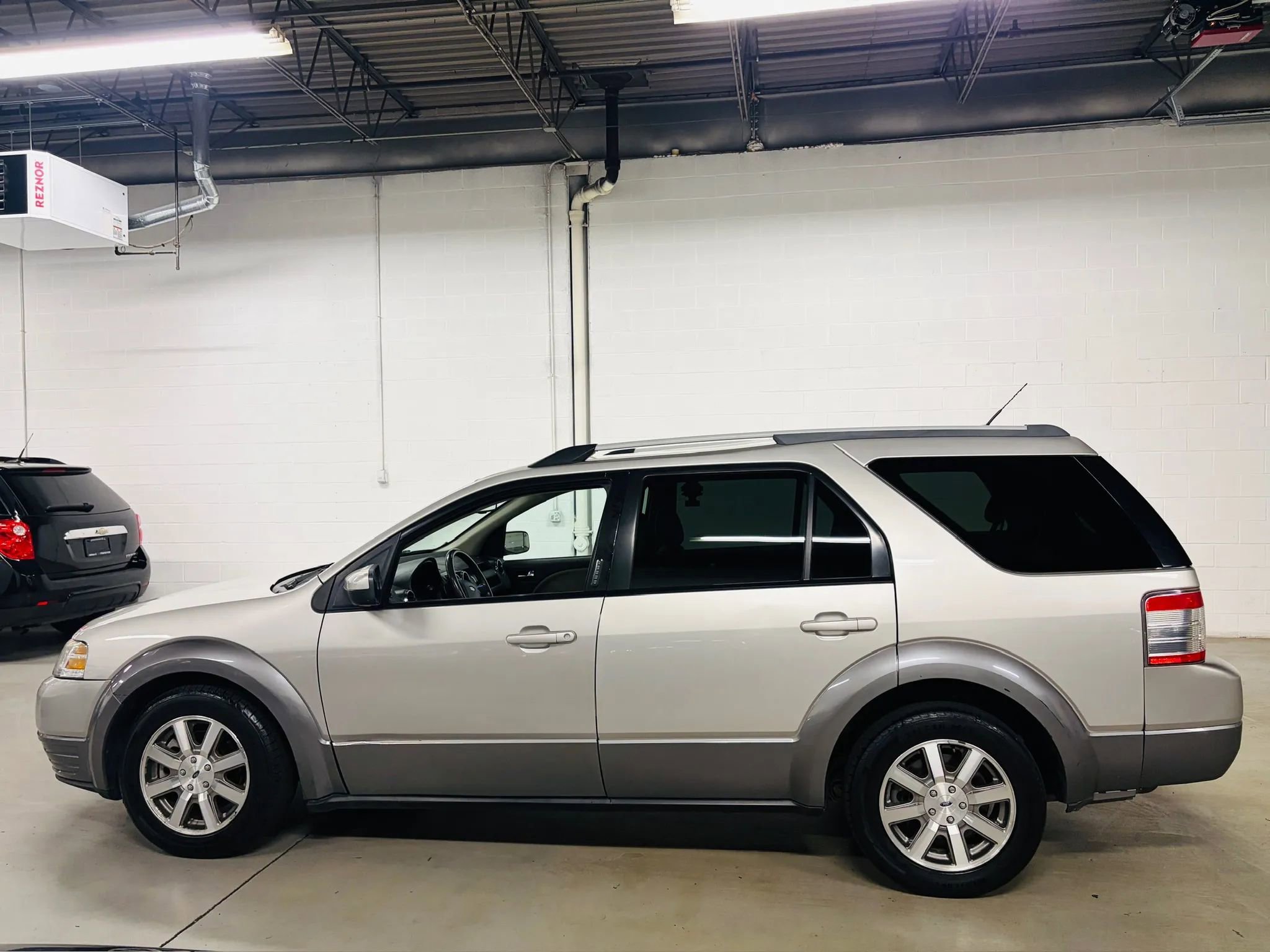 Used 2008 Ford Taurus X SEL image 3