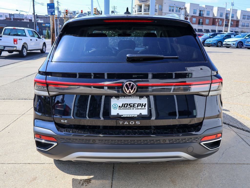 New 2026 Volkswagen Taos SE FWD image 4