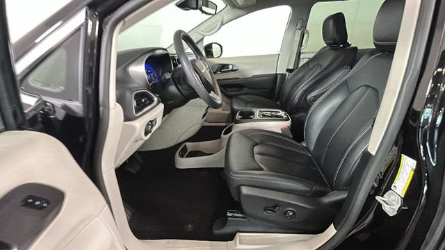 Used 2024 Chrysler Pacifica Touring-L FWD image 11