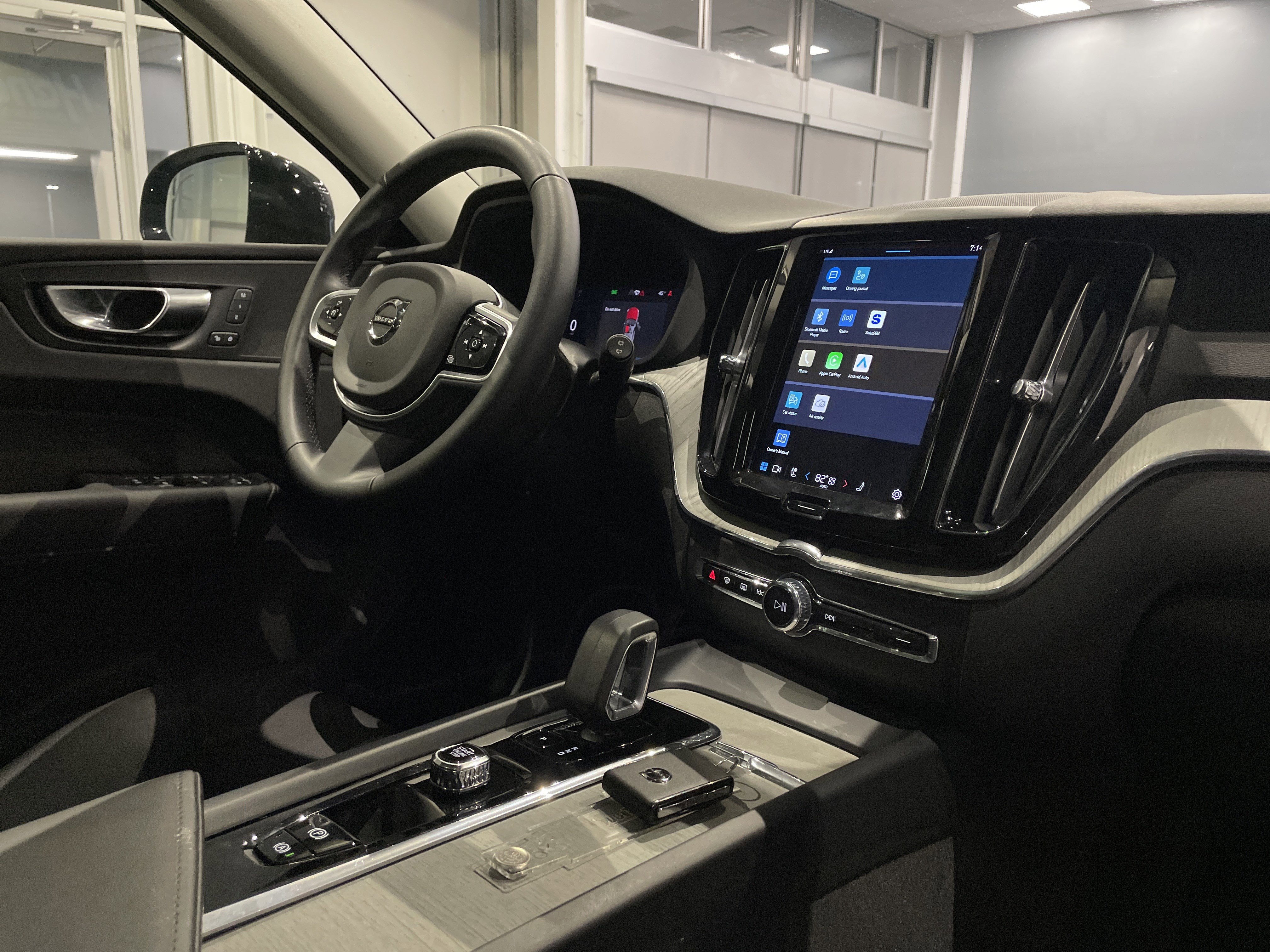 Used 2025 Volvo XC60 B5 Plus image 33