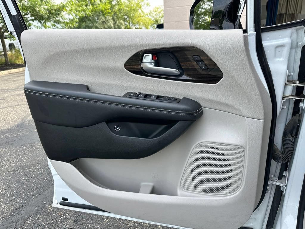 Used 2023 Chrysler Pacifica Limited FWD image 40