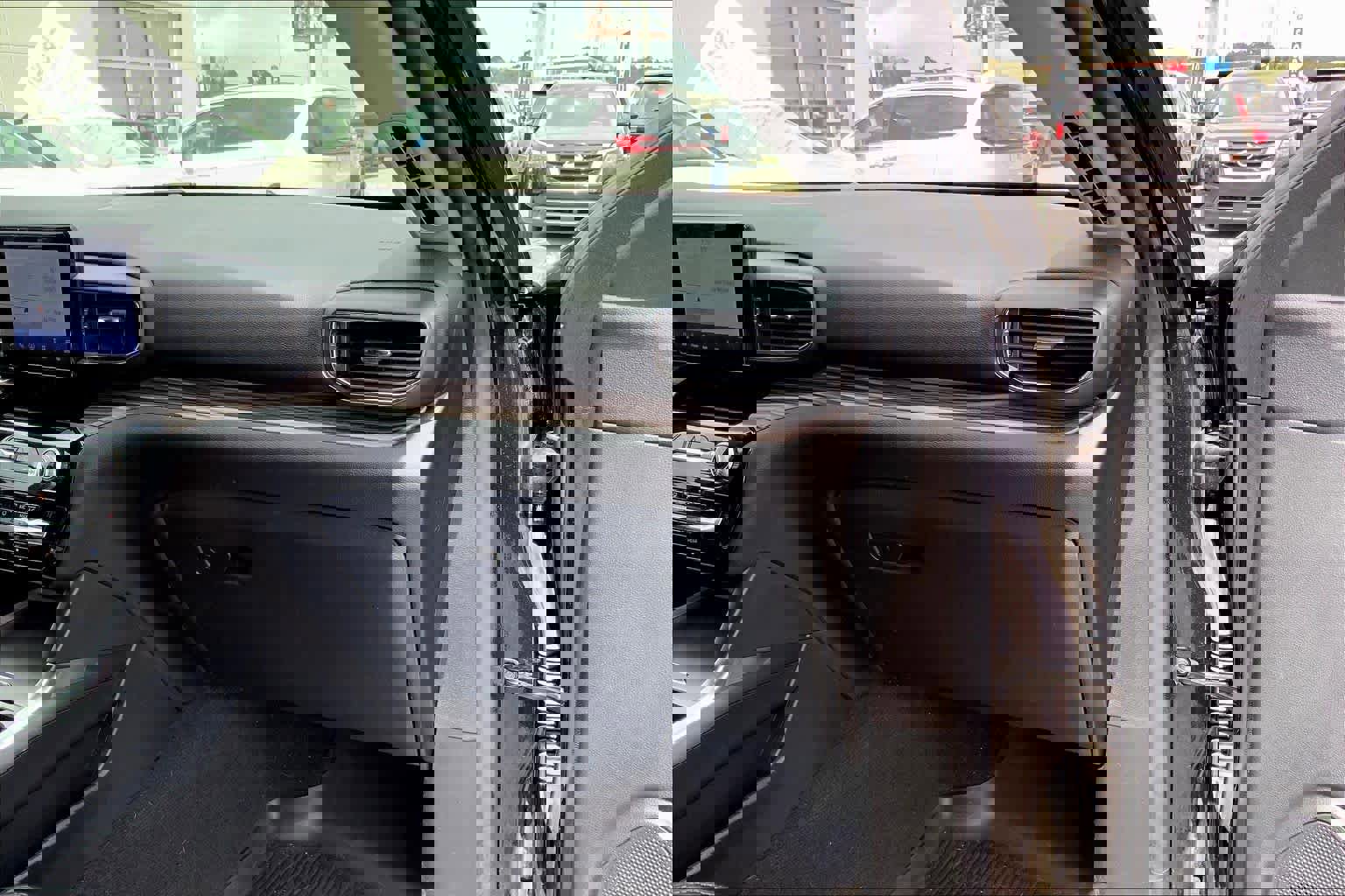 Used 2022 Ford Explorer Limited w/ Equipment Group 301A image 18