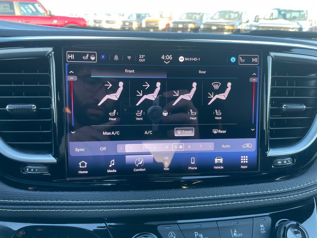 Used 2025 Chrysler Pacifica Limited FWD image 15