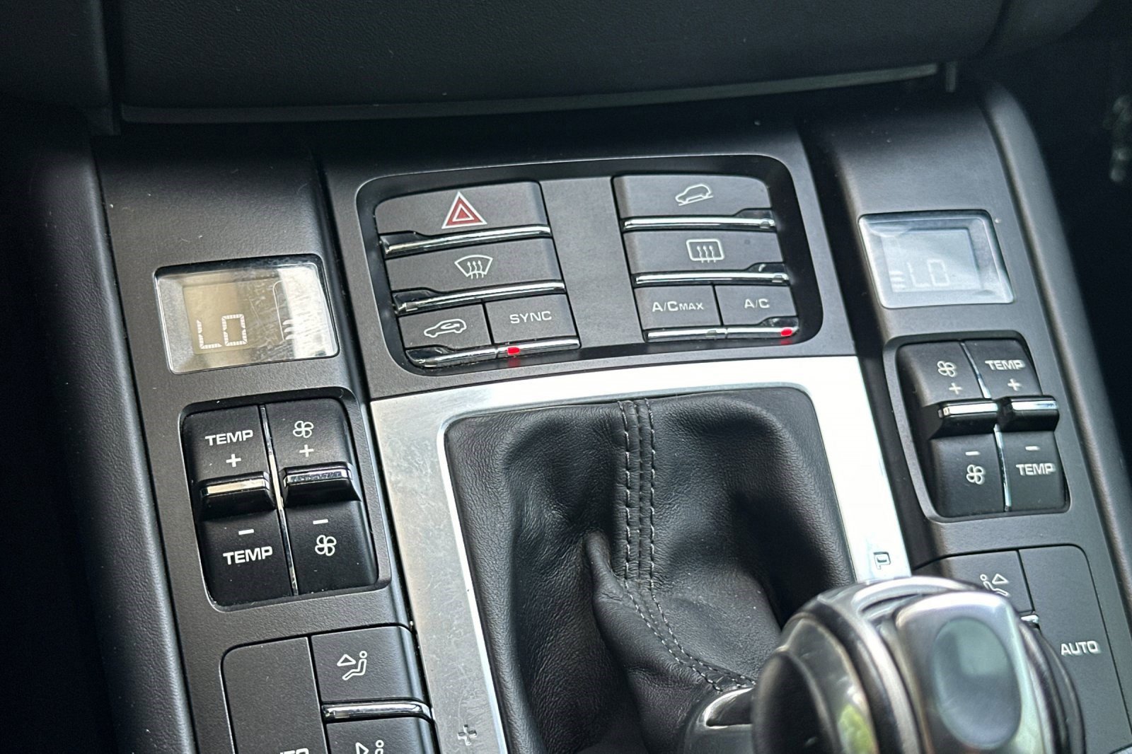 Used 2015 Porsche Macan Turbo AWD/4WD image 18