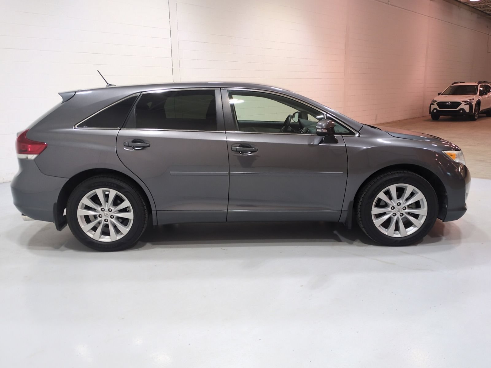 Used 2015 Toyota Venza LE FWD image 2