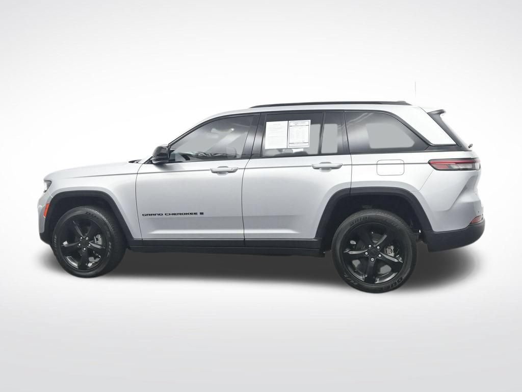 Used 2024 Jeep Grand Cherokee Altitude RWD image 10