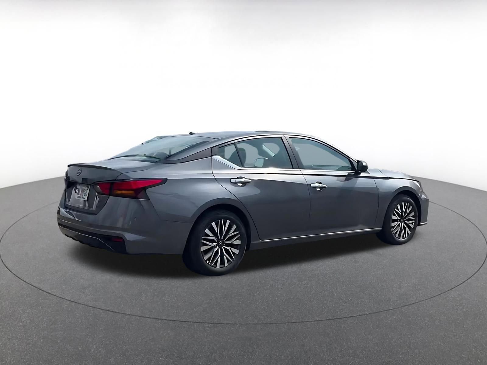 Used 2025 Nissan Altima 2.5 SV FWD image 14