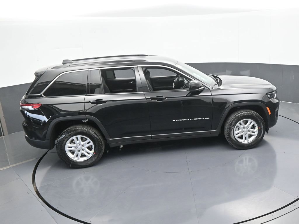 Used 2025 Jeep Grand Cherokee Laredo AWD/4WD image 46