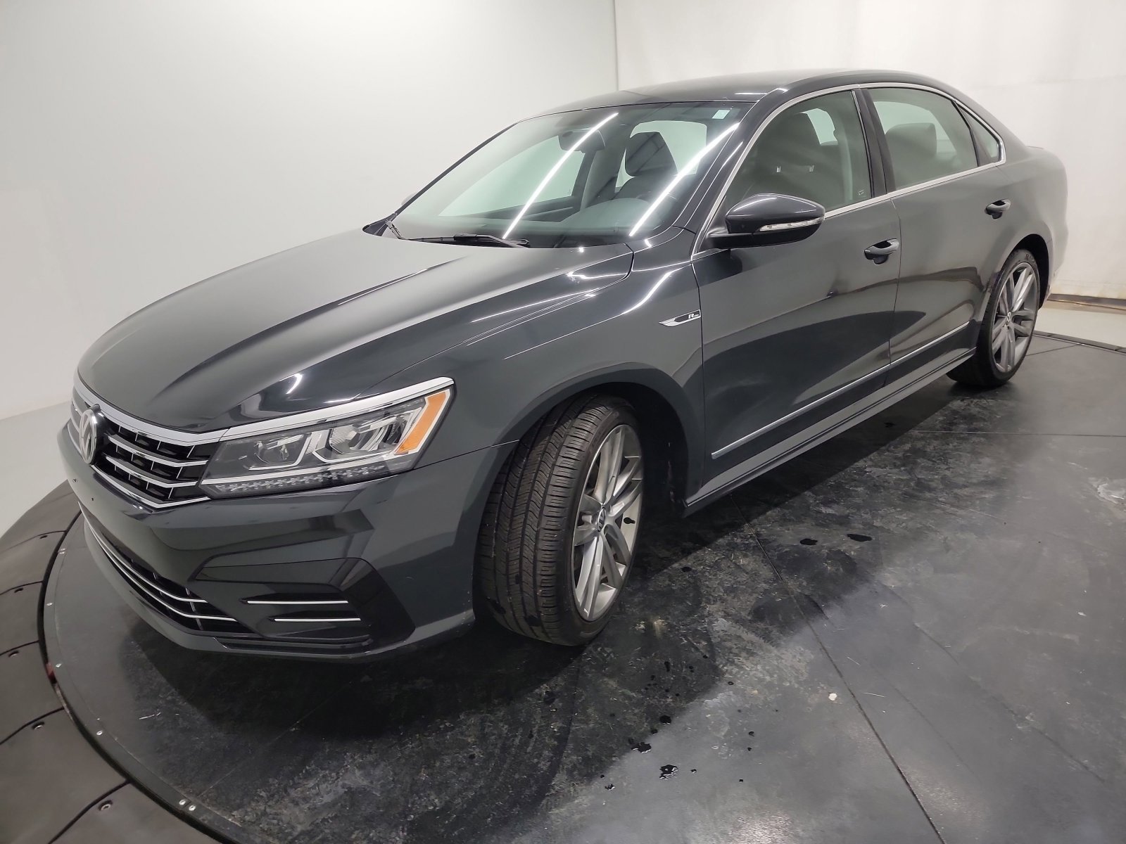 Used 2017 Volkswagen Passat 1.8T R-Line w/ R-Line Lighting Package image 3