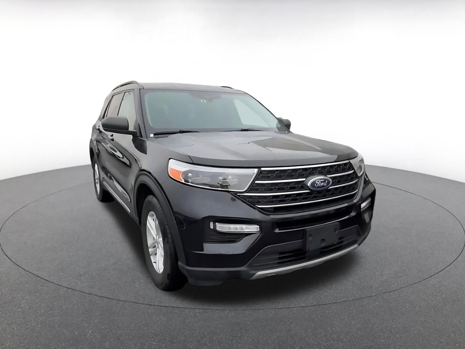 Used 2024 Ford Explorer XLT w/ Equipment Group 202A RWD image 3