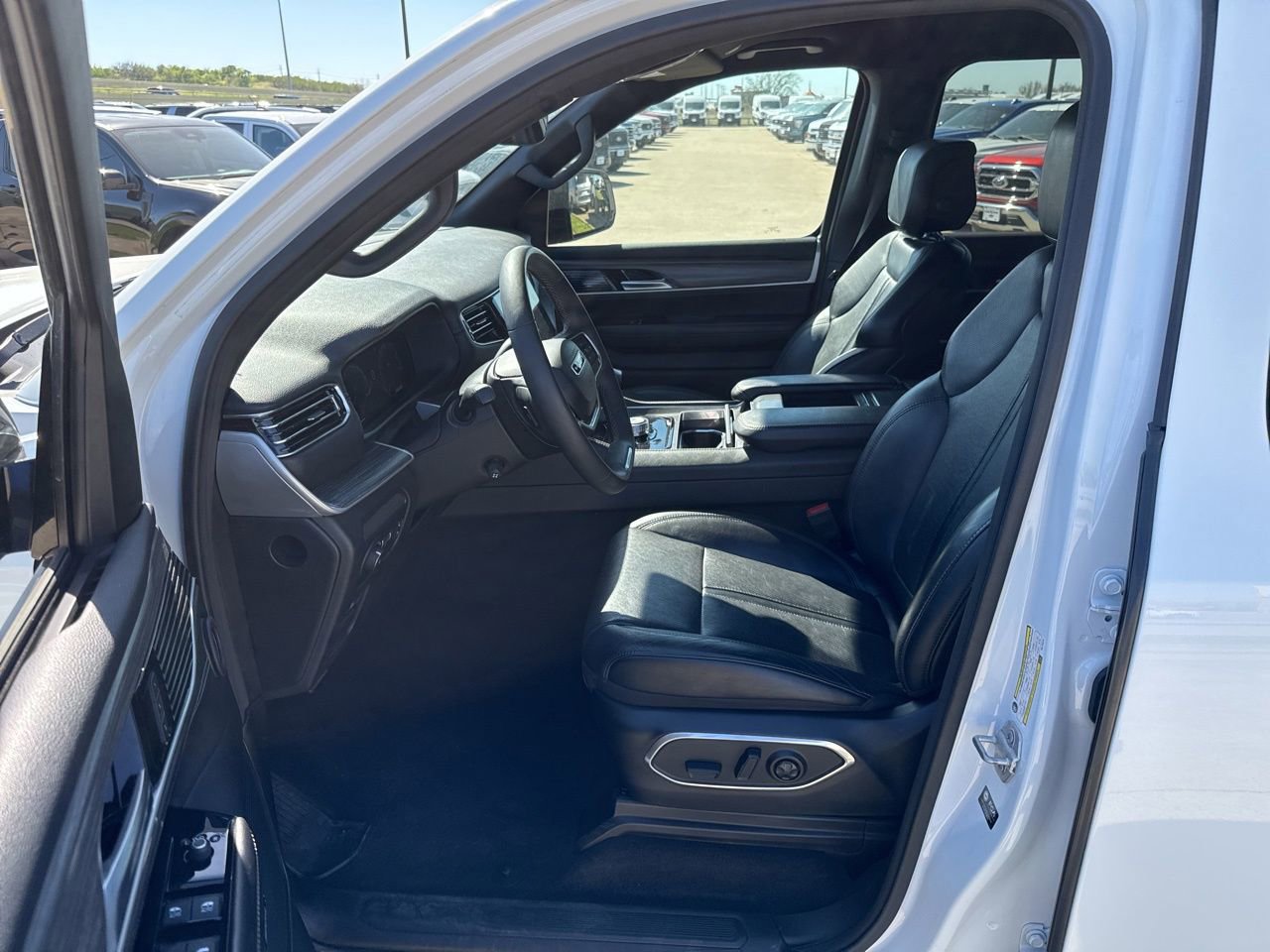 Used 2024 Jeep Wagoneer L Series II w/ Flexible Seating Group image 20