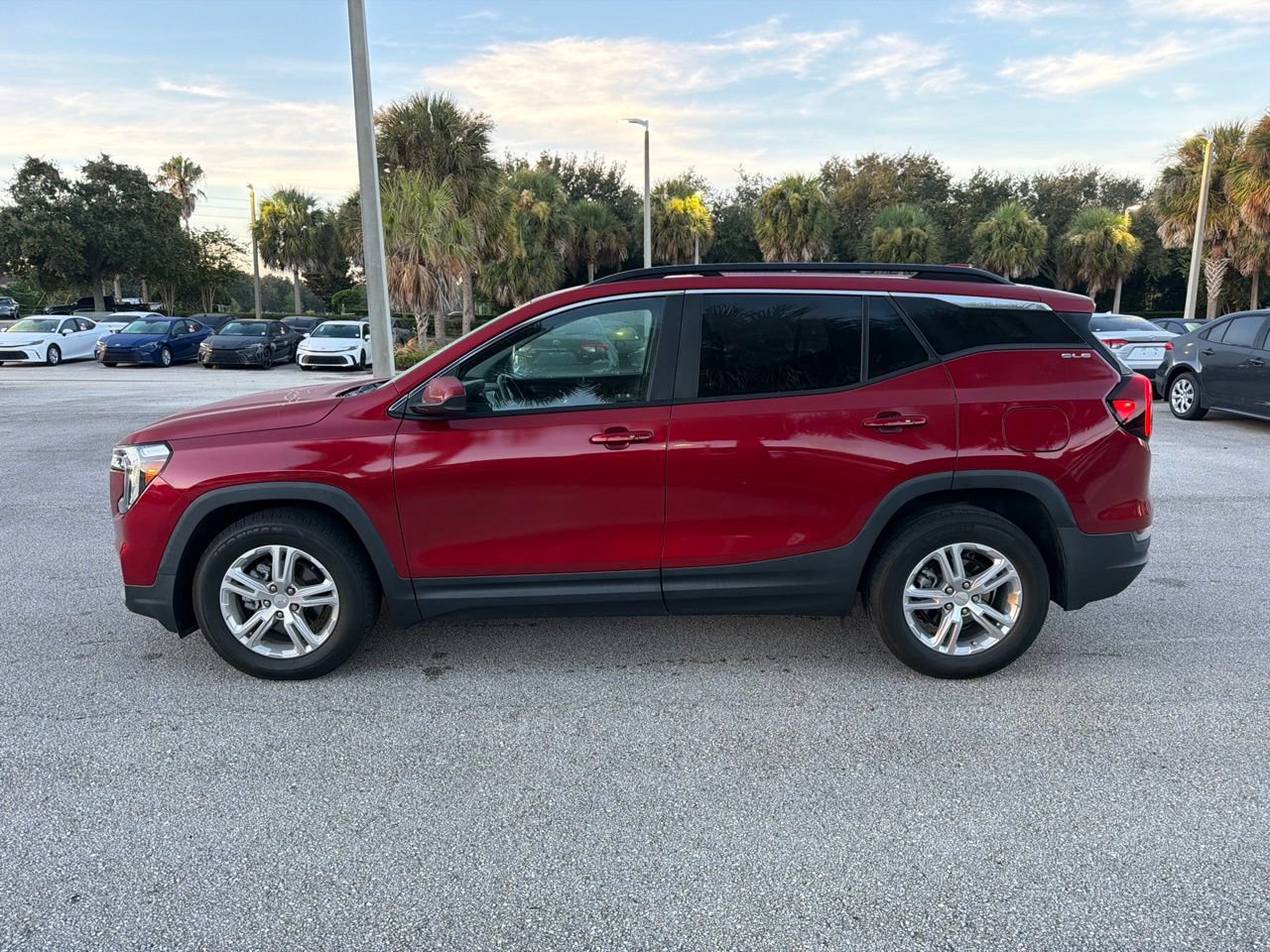Used 2022 GMC Terrain SLE w/ Driver Convenience Package FWD image 2