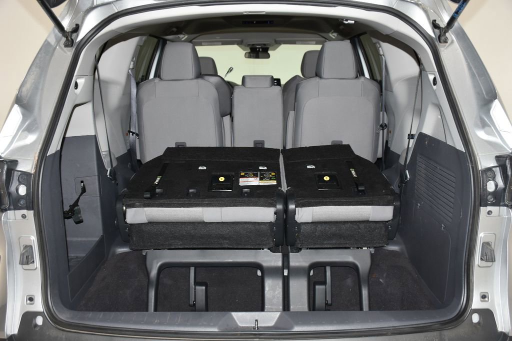 Used 2024 Toyota Sienna LE FWD image 32