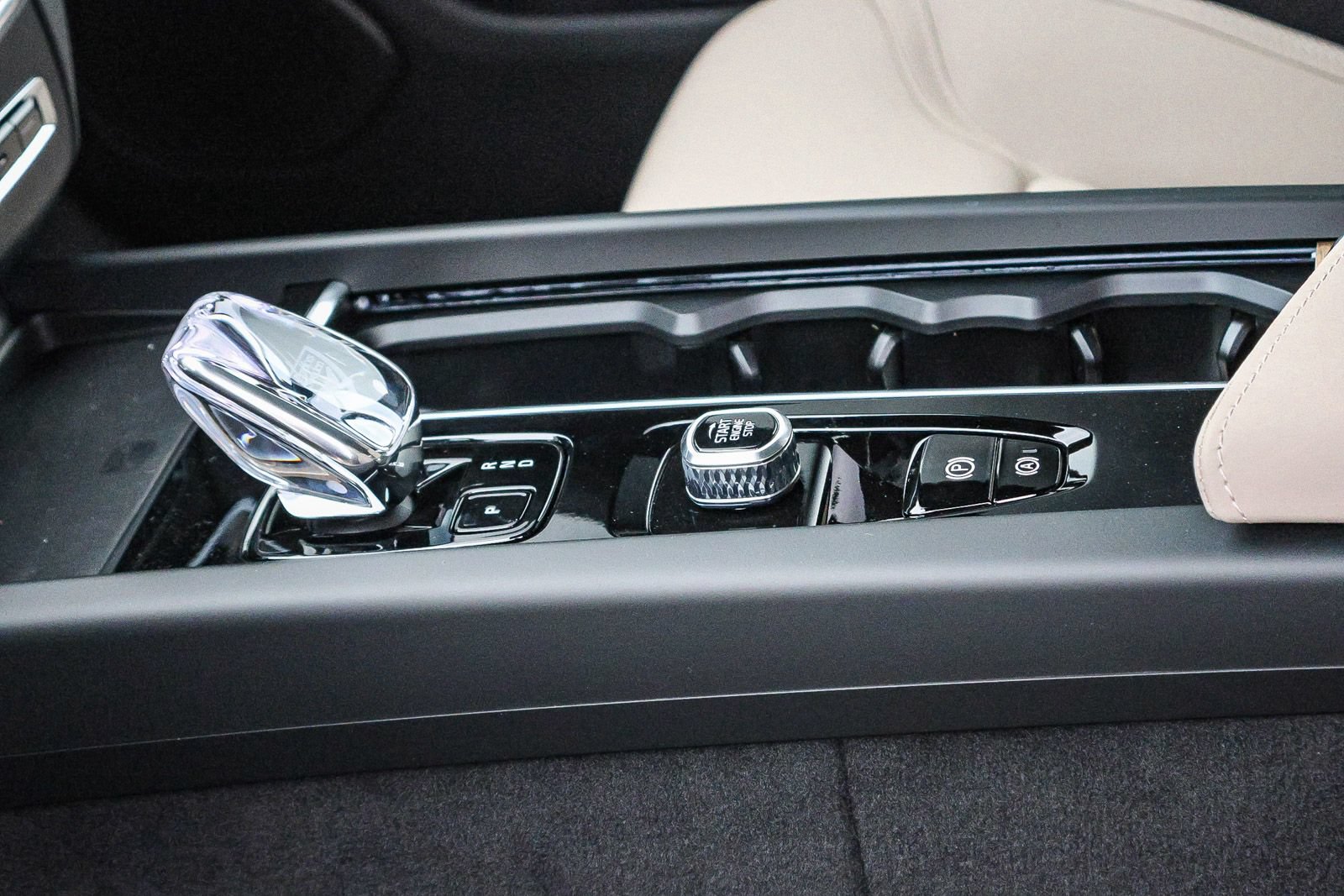 New 2026 Volvo XC60 T8 Plus AWD/4WD image 27