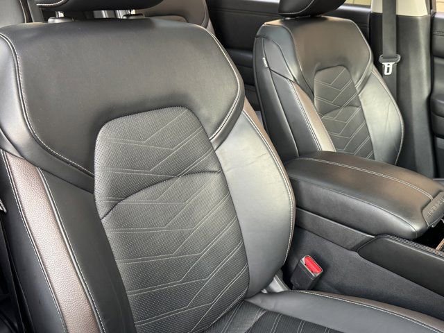 Used 2024 Nissan Pathfinder Platinum AWD/4WD image 10