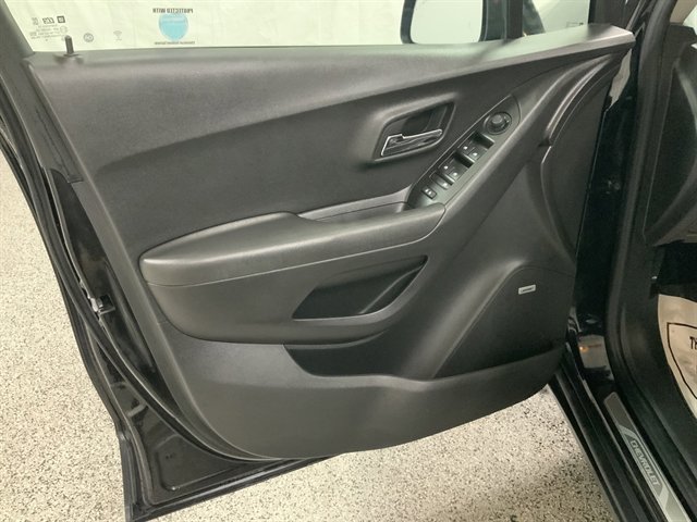Used 2019 Chevrolet Trax Premier w/ Midnight Edition AWD/4WD image 16