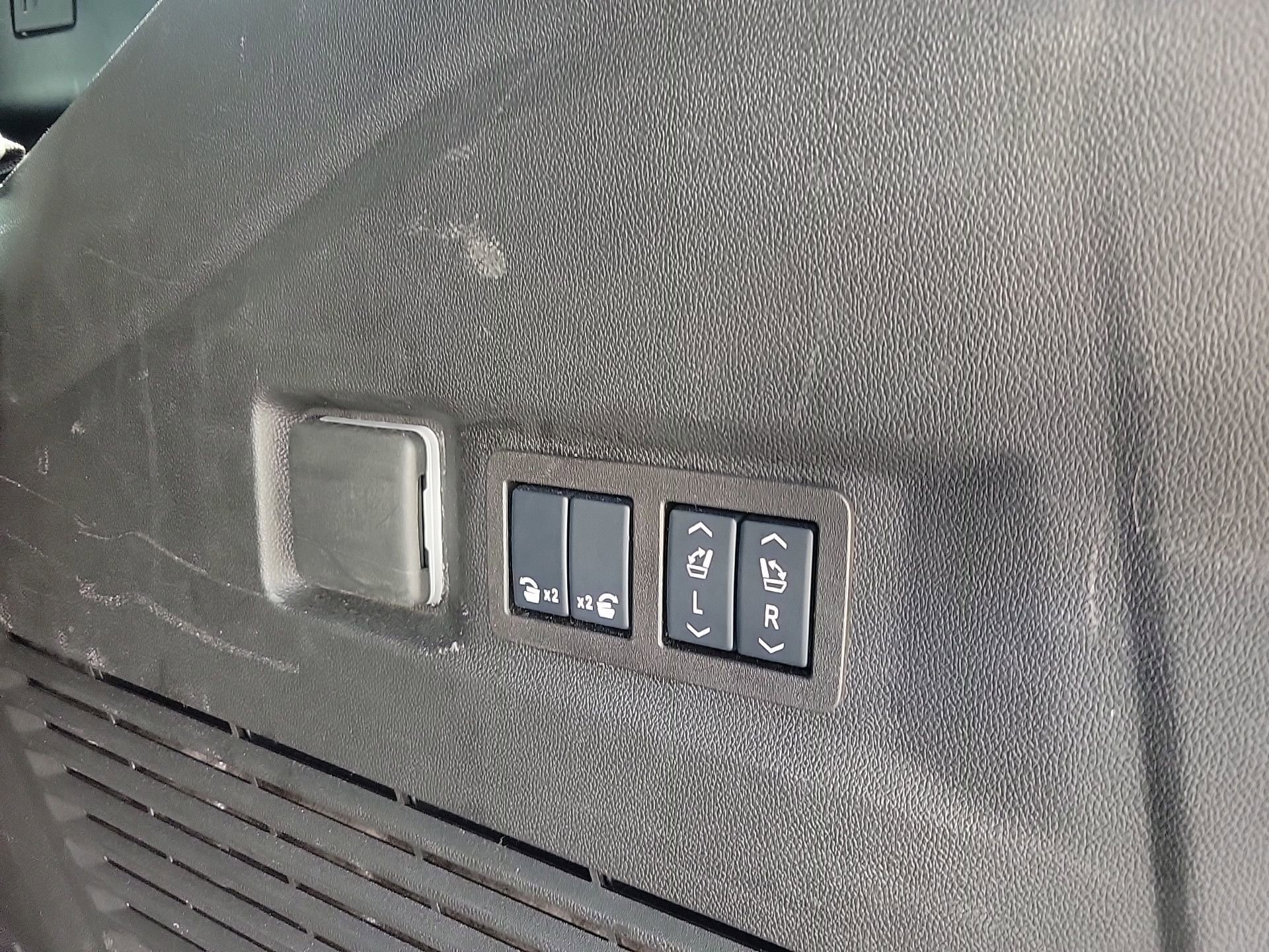 Used 2025 GMC Yukon Denali AWD/4WD image 16