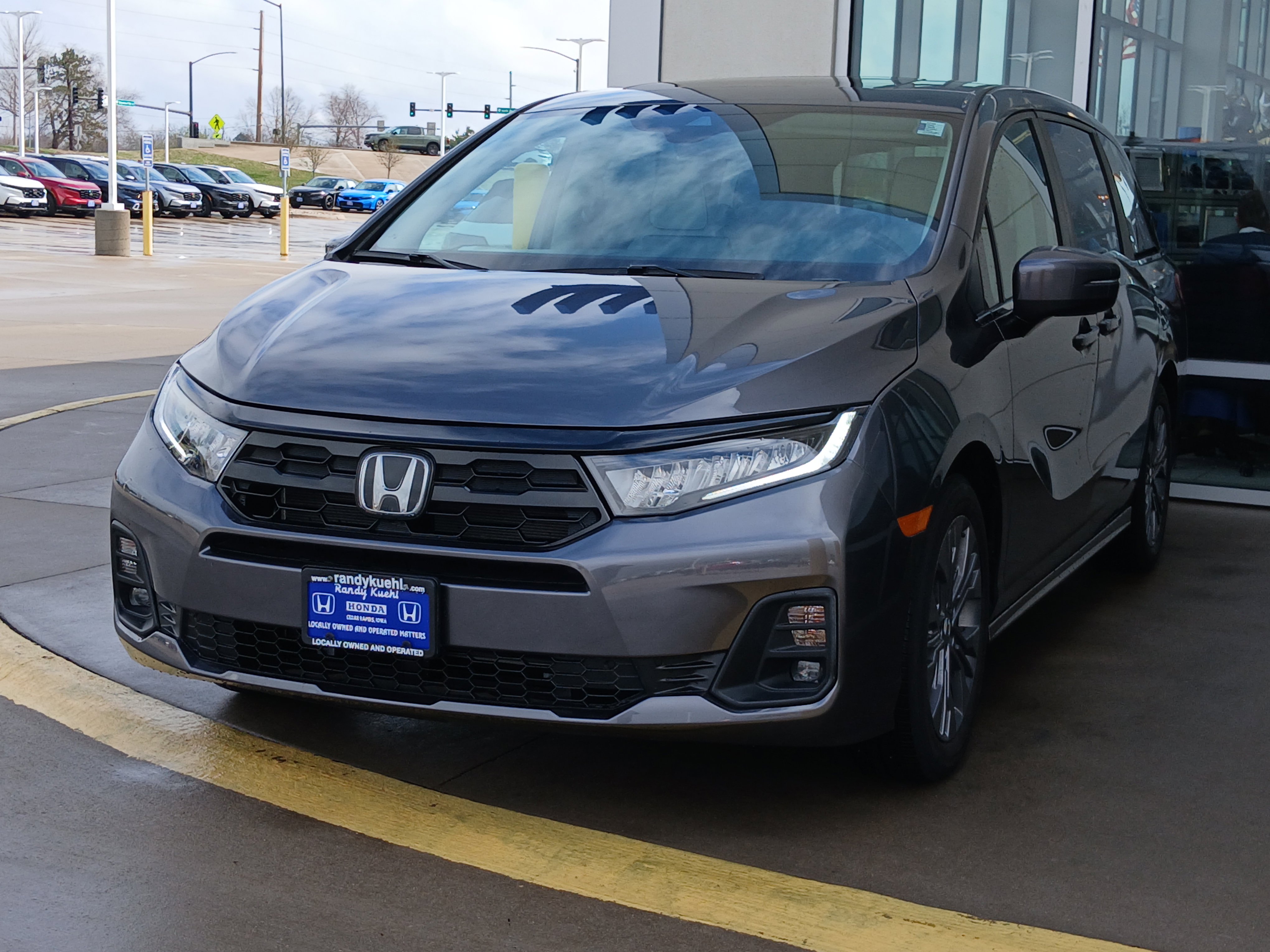 Used 2025 Honda Odyssey Touring image 3