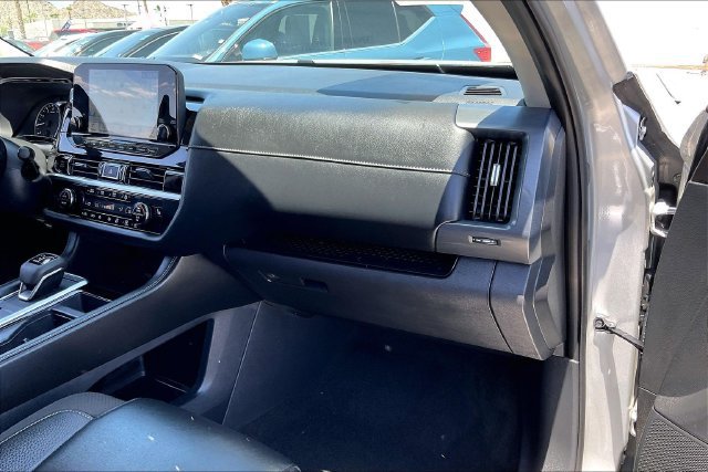Used 2025 Nissan Pathfinder SL w/ Lighting Package (N92) AWD/4WD image 16