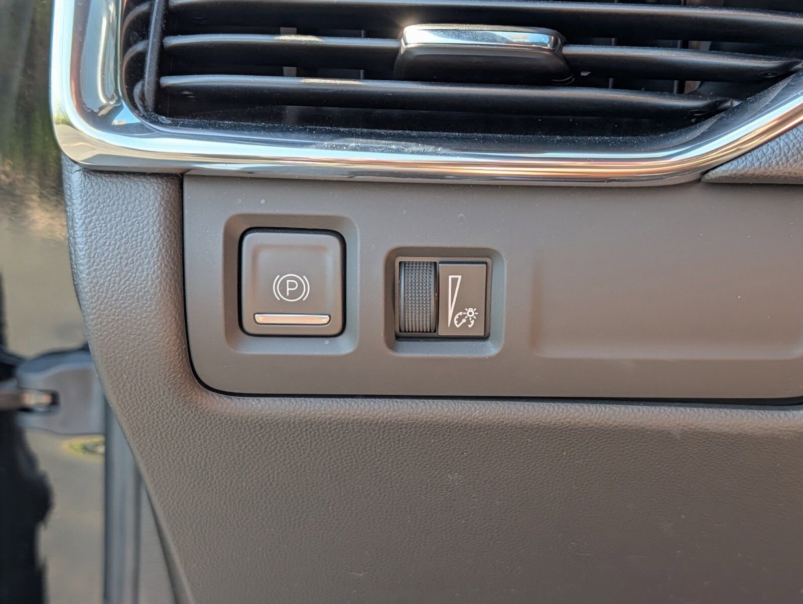Used 2023 Cadillac XT4 Luxury w/ Cold Weather Package AWD/4WD image 13