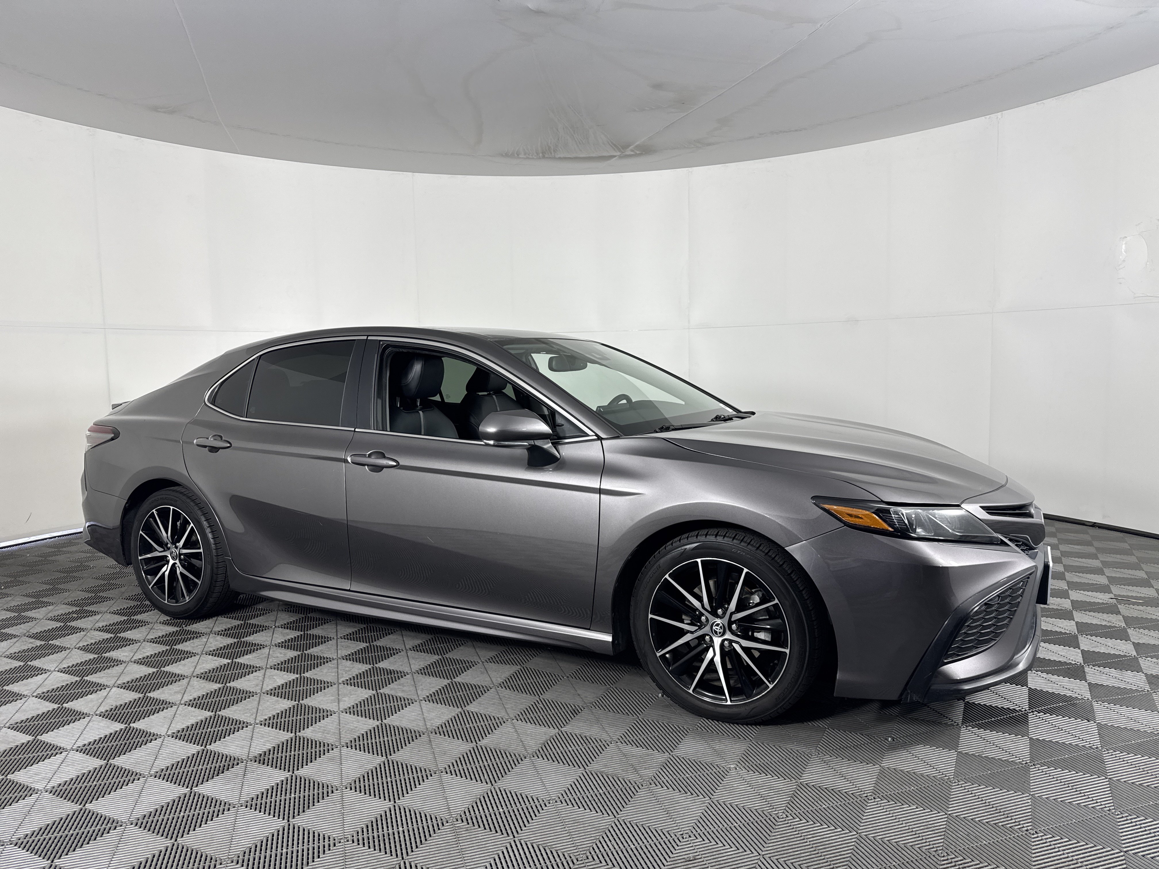 Used 2023 Toyota Camry SE w/ Audio Upgrade Package FWD image 2