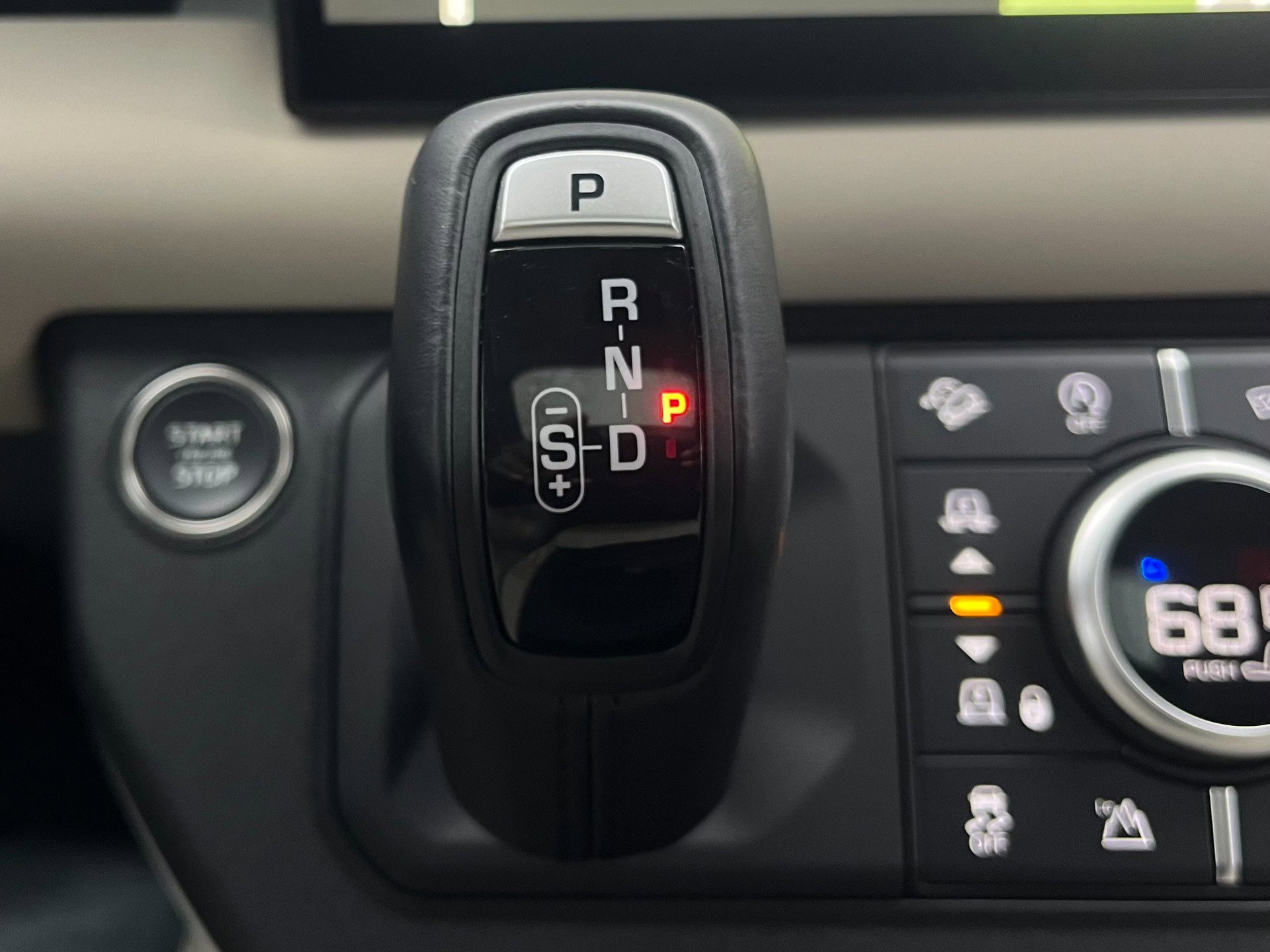 Used 2024 Land Rover Defender 110 SE image 36