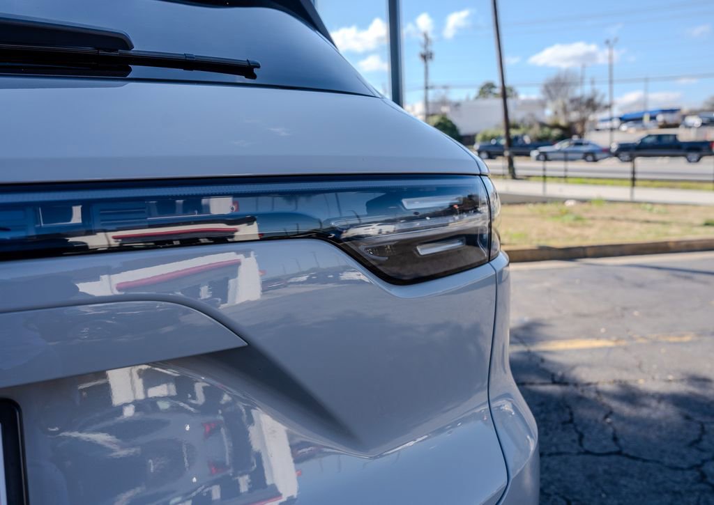 Used 2022 Porsche Cayenne Platinum Edition image 28