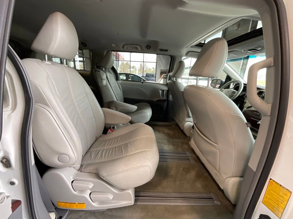 Used 2012 Toyota Sienna XLE image 19