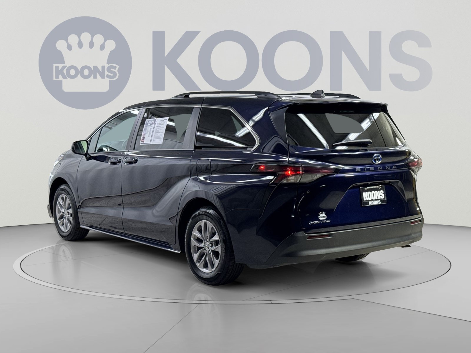 Used 2025 Toyota Sienna LE AWD/4WD image 18