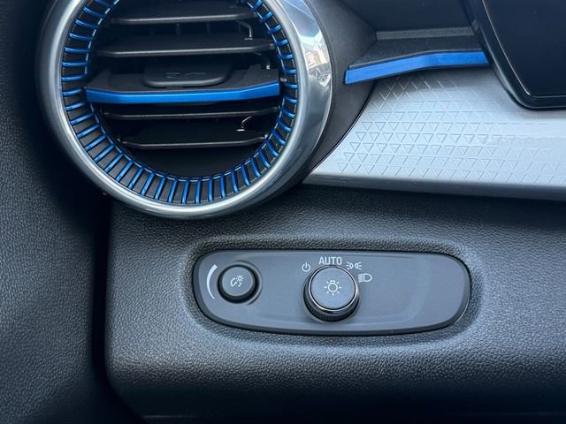 Used 2025 Chevrolet Trax LT w/ Driver Confidence Package image 17