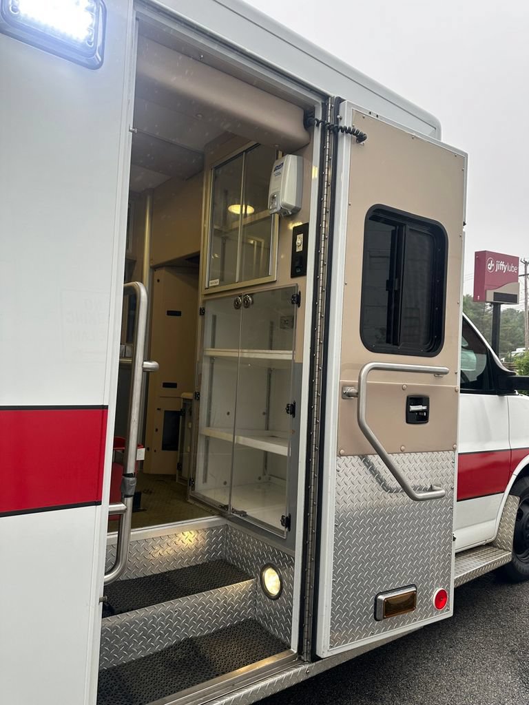 Used 2011 Chevrolet Express 4500 w/ Ambulance Package RWD image 38