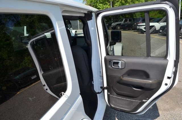 Used 2025 Jeep Wrangler Unlimited Sahara AWD/4WD image 34