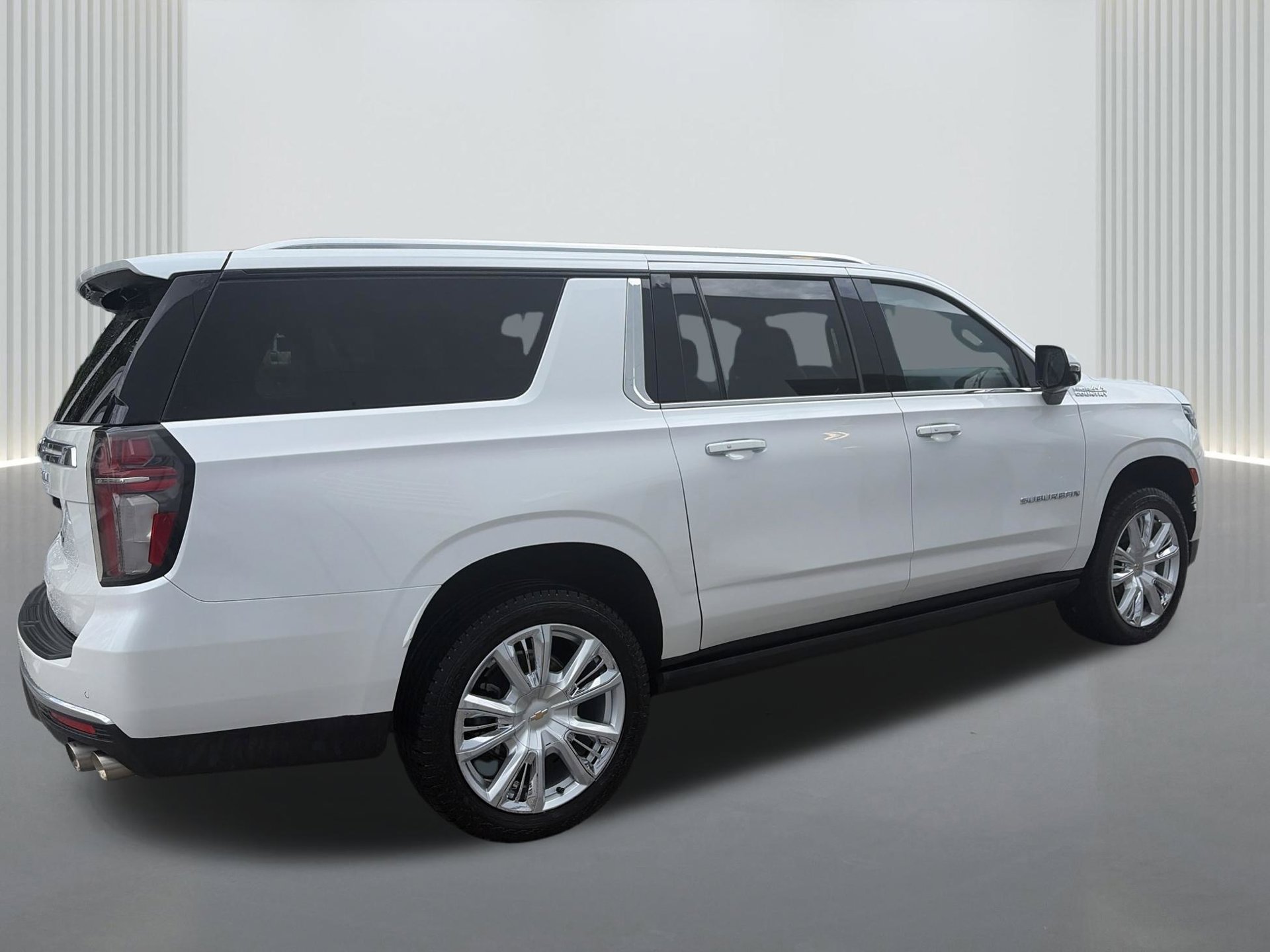 Used 2023 Chevrolet Suburban High Country RWD image 3
