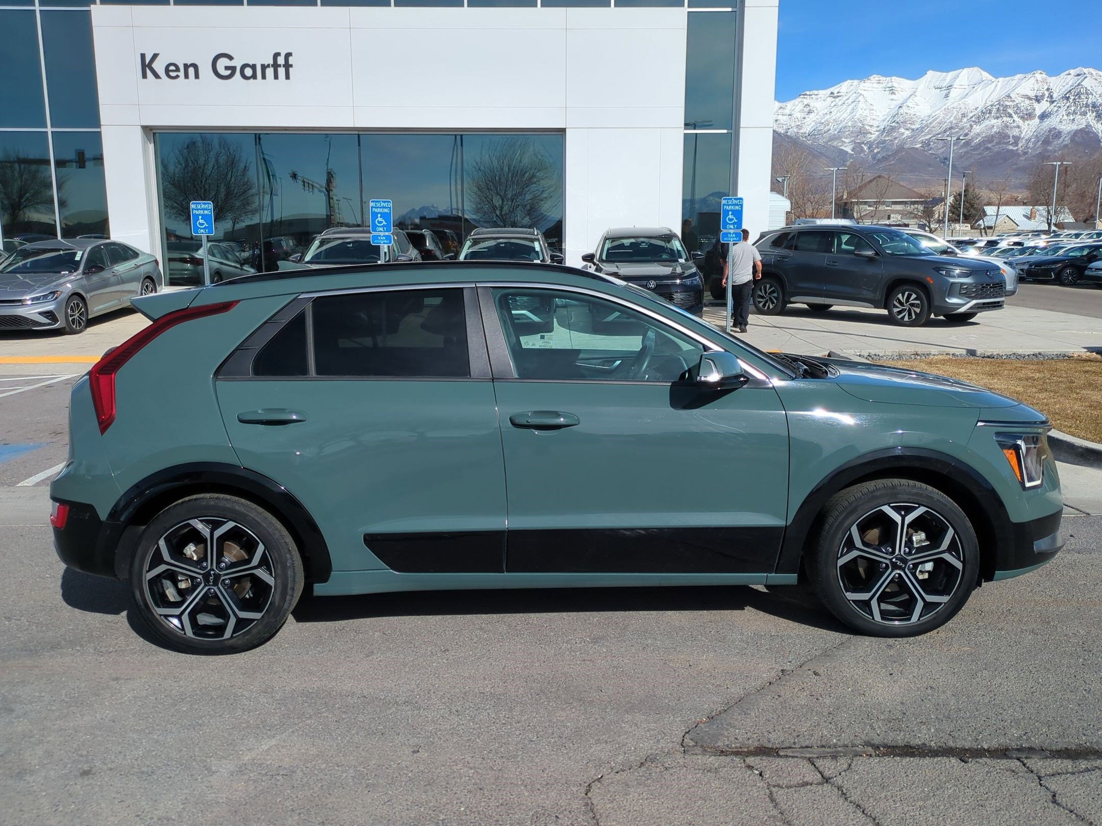 Used 2023 Kia Niro EX Touring image 2